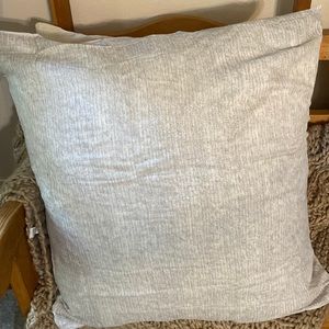 HALSTON HOME EURO SHAM 
26 IN X 26 IN FACE/REVERSE:100% COTTON FRONT NWT